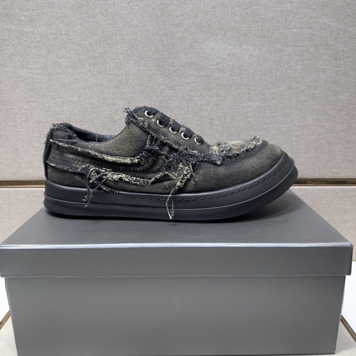 Men's Black & Charcoal Distressed Low-Top Sneakers